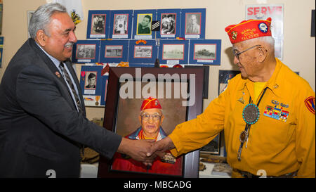 Thomas H Begay, Code Talker Navajo et survivant de la la bataille d'Iwo Jima, reçoit un auto-portrait présenté par l'artiste, Corps des Marines des États-Unis Cpl. a pris sa retraite Val Benavidez au 73e anniversaire de la bataille d'Iwo Jima à la Marine Corps Base Camp Pendleton, en Californie, le 17 février 2018. La soirée comprenait un coucher de memorial, une salve de 21 coups et banquet. (U.S. Marine Corps Banque D'Images