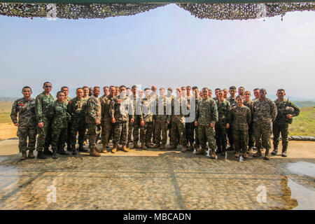 Service militaire des membres du Corps des Marines américains, Royal Thai Marine Corps, et République de Corée Marine Corps posent pour une photo dans Ban Chan Khrem, Thaïlande, le 18 février 2018. Les services étaient là pour participer à des exercices de tir réel et d'améliorer la préparation de la mise en service commun. (U.S. Marine Corps Banque D'Images