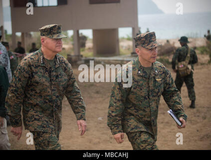 Commandant du Corps des Marines des États-Unis Le général Robert B. Neller (à gauche), promenades avec JUSMAGTHAI Baseel Lieutenant-colonel John directeur au cours d'opérations d'évacuation des non-combattants à la formation Hat Yao Beach, Thaïlande, le 17 février 2018 lors de l'exercice Gold Cobra 18. Gold Cobra 18 est un exercice annuel effectué dans le royaume de Thaïlande et se déroule du 10 févr. 13 à 23 avec 12 nations participantes. (U.S. Marine Corps Banque D'Images