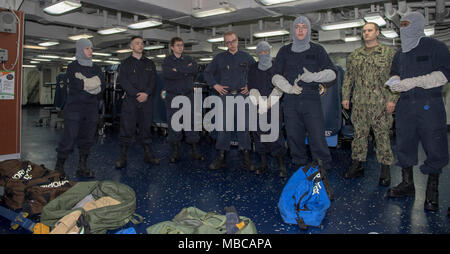 Océan Atlantique (fév. 17, 2018) 3ème classe timonier Joseph doré, de Spokane, Washington, le contrôle des dommages donne une formation aux membres d'un casier de réparation au cours de trimestres général percer à bord du navire d'assaut amphibie USS Iwo Jima (DG 7). L'Iwo Jima Groupe amphibie est déployée à l'appui d'opérations de sécurité maritime et les efforts de coopération en matière de sécurité dans le théâtre en Europe et au Moyen-Orient. L'Iwo Jima ARG embarque la 26e unité expéditionnaire de Marines Iwo Jima et comprend, le transport amphibie Navire dock USS New York (LPD 21), le dock landing ship USS Oak Hill (LSD 51), Chirurgie de la flotte Banque D'Images