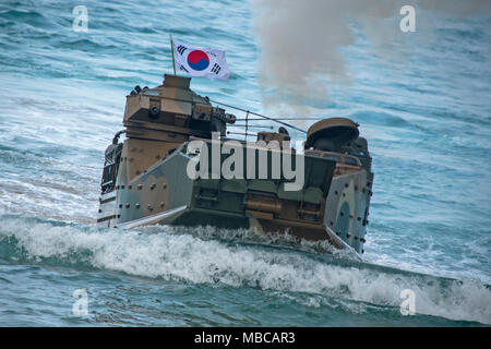 République de Corée Marines man un assaut amphibie véhicule Hat Yao Beach, la province de Rayong, Thaïlande, au cours de l'exercice 2018, Gold Cobra 17 février 2018. CG18 offre un lieu pour les États-Unis, alliés et partenaires afin de promouvoir l'interopérabilité et d'accroître la capacité des partenaires dans la planification et l'exécution complexe et réaliste force multinationale et la force opérationnelle combinée des opérations. CG18 est un exercice annuel effectué dans le royaume de Thaïlande qui a eu lieu du 13-23 février avec sept pays participants. (U.S. Navy Banque D'Images