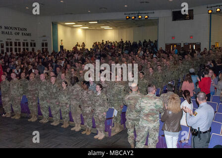 Une salle comble applaudit comme soldats de la 878e compagnie du génie de prendre leur place au cours de l'unité de mobilisation du 17 février 2018, cérémonie au King's Mountain High School de King's Mountain, N.C. Le 878e a une longue histoire de service à son état et le pays y compris les opérations de secours à la maison de l'ouragan et les déploiements outre-mer. Banque D'Images