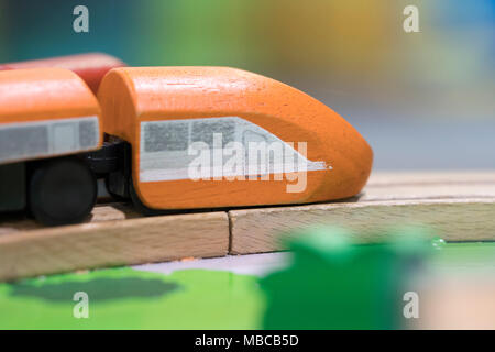 Jouet en bois train orange - jouets pour enfants jouent ensemble de jouets éducatifs pour enfants Aire de jeux couverte Banque D'Images