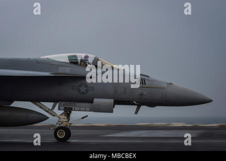 Golfe Arabique (fév. 18, 2018) Un F/A-18E Super Hornet, affecté à la grève de Stingers Fighter Attack Squadron (VFA) 113, lance depuis la cabine de pilotage du porte-avions USS Theodore Roosevelt (CVN 71). Theodore Roosevelt et son groupe aéronaval sont déployés dans le domaine de la 5e flotte américaine des opérations à l'appui des opérations de sécurité maritime pour rassurer les alliés et les partenaires et de préserver la liberté de navigation et la libre circulation du commerce dans la région. (U.S. Navy Banque D'Images