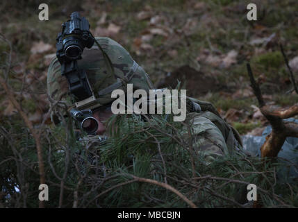 Un soldat américain affecté à la Troupe de fer, 3e Escadron, 2e régiment de cavalerie, tire sur la sécurité tout en participant à l'exercice de formation de multinationales à Puma une gamme près de la zone d'entraînement Bemowo Piskie, Pologne, le 19 février, 2018. Ces soldats font partie de l'unique, composé de groupe de combat multinationales des États-Unis, du Royaume-Uni, de la Croatie et de soldats roumains qui servent avec la 15e Brigade mécanisée polonaise comme une force de dissuasion dans le nord-est de la Pologne à l'appui de l'OTAN vers l'amélioration de la présence. (U.S. Army Banque D'Images