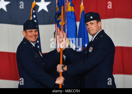 Le Lieutenant-colonel de l'US Air Force Charles Fallon, 55e Escadron de chasse (FS) Commandant, droit, reçoit le 55e FS guidon depuis le colonel Brian Jackson, commandant du 20e Groupe d'opérations, au cours d'une cérémonie de passation de commandement chez Shaw Air Force Base, S.C., le 20 février, 2018. La 55e FS fournit la 20e Escadre de chasse avec précision et efficacité à l'escadron, la suppression des défenses aériennes mission grâce à différents déploiements et formations. (U.S. Air Force Banque D'Images
