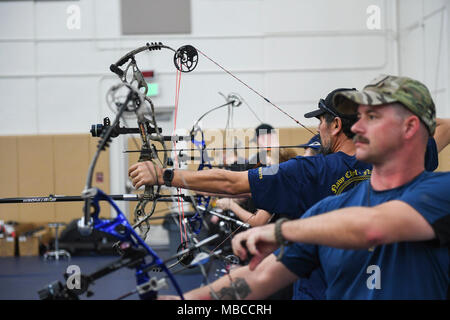 JACKSONVILLE, Floride (fév. 20, 2018) le service actif de la Marine et de la pratique des anciens combattants au cours de la formation des compétences de tir à l'avant de l'équipe d'essais de la Marine à la Station Navale de Mayport centre de remise en forme en prévision de la Ministère de la Défense 2018 jeux de guerrier. Warrior-Safe blessés Marine Port et NAVSTA Mayport, hôtes des essais cliniques, où les athlètes pourront se qualifier dans huit adaptive sports : tir à l'arc, athlétisme, cyclisme, basketball en fauteuil roulant, le tir, le volleyball assis, et la natation. Les meilleurs athlètes se remplir 40 spots concurrentiel et cinq autres places pour la marine de l'équipe au 2018 Departme Banque D'Images