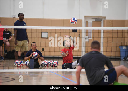 JACKSONVILLE, Floride (fév. 20, 2018) le service actif les marins et anciens combattants exécuter le volleyball assis exercices au cours de la formation avant de l'équipe d'essais de la Marine à la Station Navale de Mayport centre de remise en forme en prévision de la Ministère de la Défense 2018 jeux de guerrier. Warrior-Safe blessés Marine Port et NAVSTA Mayport, hôtes des essais cliniques, où les athlètes pourront se qualifier dans huit adaptive sports : tir à l'arc, athlétisme, cyclisme, basketball en fauteuil roulant, le tir, le volleyball assis, et la natation. Les meilleurs athlètes se remplir 40 spots concurrentiel et cinq autres places pour la marine de l'équipe de th Banque D'Images