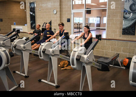 JACKSONVILLE, Floride (fév. 20, 2018) le service actif de la Marine et de la pratique des anciens combattants au cours de la formation des compétences de l'aviron avant de l'équipe d'essais de la Marine à la Station Navale de Mayport centre de remise en forme en prévision de la Ministère de la Défense 2018 jeux de guerrier. Warrior-Safe blessés Marine Port et NAVSTA Mayport, hôtes des essais cliniques, où les athlètes pourront se qualifier dans huit adaptive sports : tir à l'arc, athlétisme, cyclisme, basketball en fauteuil roulant, le tir, le volleyball assis, et la natation. Les meilleurs athlètes se remplir 40 spots concurrentiel et cinq autres places pour la marine de l'équipe au département 2018 Banque D'Images