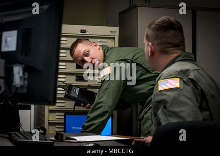 Le sergent-chef. Robert Snyder et le sergent. Spencer Magers, chefs d'équipage, se préparer à voler sur le C-130H Hercules dans le cadre d'une équipe de rétablissement d'entretien (MRT), le 20 février 2018, à la 179e AW, Mansfield, Ohio. Les chefs d'équipage deviennent partie intégrante de l'équipage en vol et la MRT est aux commandes d'effectuer la maintenance sur un autre aéronef qui a reçu récemment de mise à niveau, tandis que dans la région de Ogden, Utah. (U.S. Air National Guard Banque D'Images