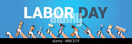 L'affiche de la Fête du travail avec des mains tenant différents instruments sur fond de vacances de Mai 1 Bannière horizontale Illustration de Vecteur