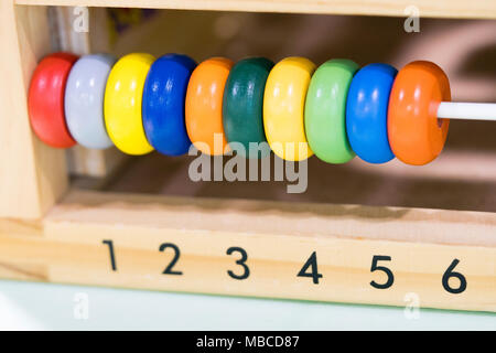 Les jouets en bois des dizaines de un à six des anneaux de couleur, des jouets pour apprendre et jouer avec les formes nombre et la couleur Banque D'Images