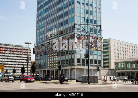 Haus des Lehrers (Teacher's House), un bâtiment datant des années 1960 avec une peinture murale de style mexicain sur Alexanderplatz à Berlin, Allemagne. Banque D'Images