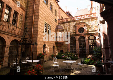 Le jardin de la cour intérieure (la Cour noire) au Château Ksiaz en Pologne. Banque D'Images