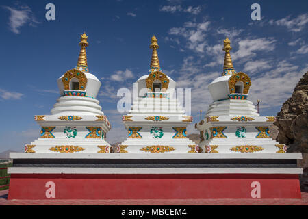 En dehors de Thiksay Gompa ou monastère - à environ 20 km de Leh - sont trois stupas ornés. Thiksey est affilié à l'école gelugpa du bouddhisme tibétain. Banque D'Images