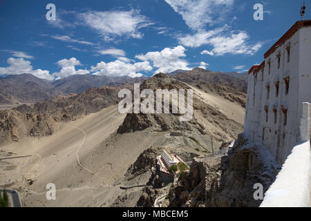 Prises à la le long mur extérieur de Thiksay Monastère, image montre les montagnes arides qui se trouvent dans l'ombre de l'Himalaya. Route principale à Leh en bas à gauche. Banque D'Images