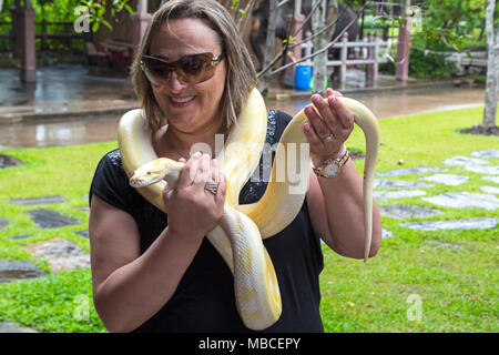 Tourist posant avec snake au Rose Garden, Nakhon Pathom, Bangkok Banque D'Images