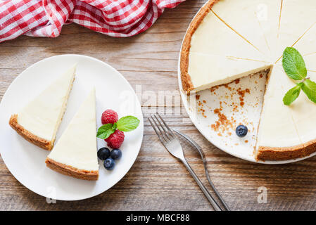 New York Cheesecake classique sur fond de table en bois rustique, vue du dessus. Composition horizontale Banque D'Images