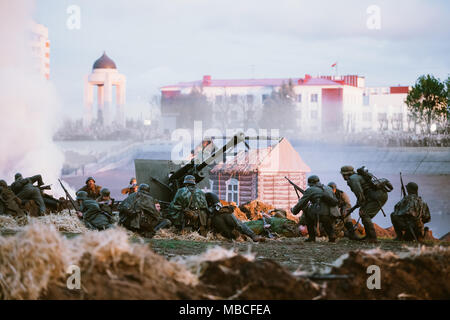 Minsk, Belarus - 08 mai, 2015 : Reconstruction de bataille lors d'événements dédiés à 70e anniversaire de la victoire du peuple soviétique dans le Gréa Banque D'Images