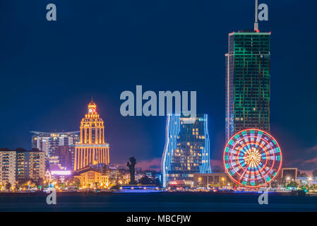 Batumi, Géorgie, l'Adjarie. L'architecture moderne en front de mer. Parc Miracle avec les bâtiments modernes de nuit ou en soirée Illuminations Lumières, Illum Banque D'Images