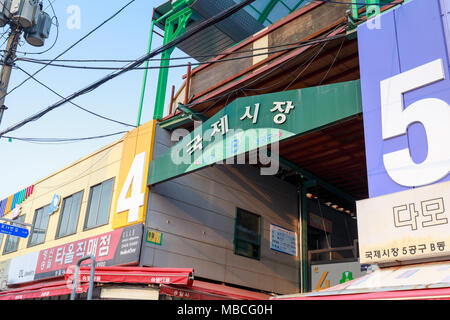 Busan, Corée du Sud - Mars 24, 2018 : Signe de marché Gukje ou Nampodong Marché International en Sinchang-dong, Jung, Busan, Corée du Sud Banque D'Images