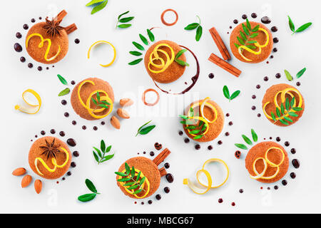 Décoration Cookie télévision lay. Conseils alimentaires fait modèle de cookies, chocolat swooshes et joints toriques, la cannelle, le zeste de citron et feuilles vertes. Banque D'Images