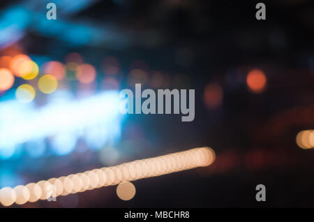 Lumières floues avec la musique de fond de la salle de concerts, l'éclairage coloré et l'effet bokeh Banque D'Images