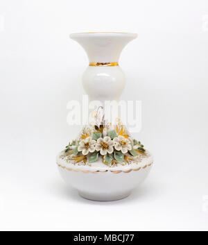 En porcelaine décorée en céramique blanche riche vase avec des roses et or motif isolé sur fond blanc Banque D'Images