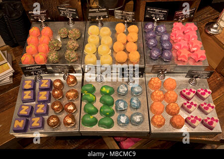 Les savons colorés qui ressemblent à des bonbons sur l'affichage à la Lush cosmetics store sur West 14th Street à Greenwich Village, New York City. Banque D'Images