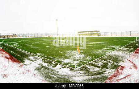 Terrain de soccer et tribunes sous la neige Banque D'Images