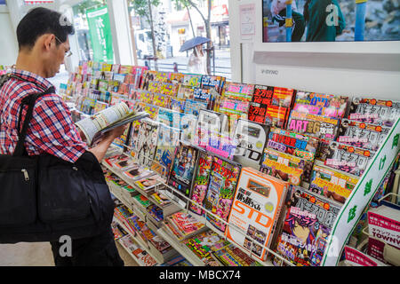 Tokyo Japon,Asie,Orient,Ikebukuro,FamilyMart Convenience Store,intérieur,Asiatiques asiatiques immigrants ethniques minorités,Oriental,homme hommes hommes Banque D'Images