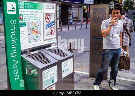 Tokyo Japon,Ikebukuro,kanji,caractères,symboles,japonais anglais,panneau,information,espace fumeurs,asiatique Oriental,homme hommes adultes adultes,cigarette,Japon Banque D'Images