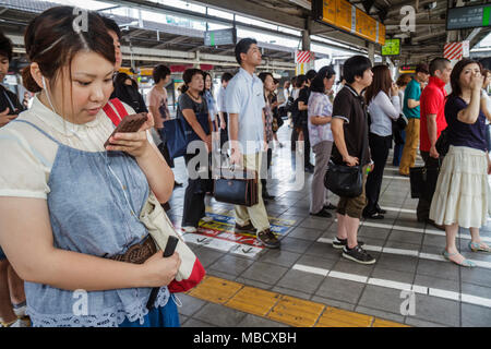 Tokyo Japon,Asie,Orient,Ikebukuro,JR Ikebukuro Station,Yamanote Line,métro,train,train,train,train,passagers rider riders,file d'attente,attente, Banque D'Images