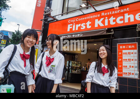 Tokyo Japon,Asie,Orient,Shinjuku,scène de rue,kanji,caractères,symboles,japonais anglais,scène de rue,première cuisine,restaurant restaurants repas Banque D'Images