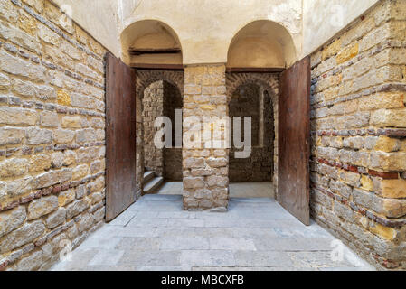 Pierre extérieurs en brique avec deux passage voûté adjacent a ouvert les portes en bois grunge, Vieux Caire, Egypte Banque D'Images