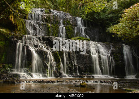 Purakaunui Falls dans la Nouvelle-Zélande, Catlins Banque D'Images