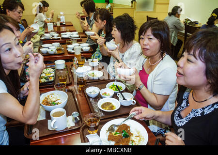 Tokyo Japon, Asie, Orient, Shinjuku, Shinjuku NS bâtiment, restaurant restaurants repas manger dehors cafés bistro, employés de bureau, Asiatiques ethn Banque D'Images