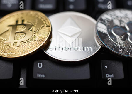 , Bitcoin ethereum et pièces d'ondulation sur clavier Banque D'Images
