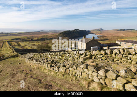 Mur d'Hadrien en hiver - la vue vers l'ouest sur Hotbank, ferme avec essuie et Crag Lough Crags visibles à l'horizon Banque D'Images