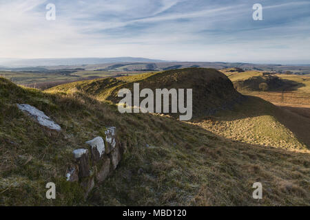 Mur d'Hadrien, en hiver, à la recherche d'Mucklebank Crag - un peu à l'est de King Arthur's Eh bien, près de Walltown Farm - vers les rochers Walltown Banque D'Images