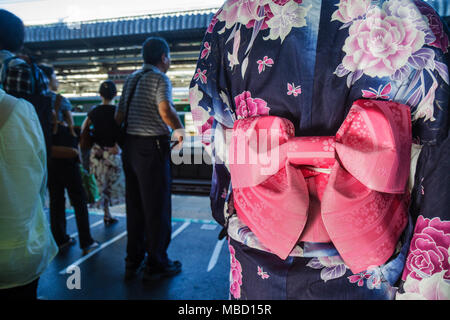 Tokyo Japon,Akihabara,Akihabara Station,plate-forme,train,métro,train,train,yukara,kimono,peignoir traditionnel,obi,sash,lié,asiatique Oriental,femme wom Banque D'Images