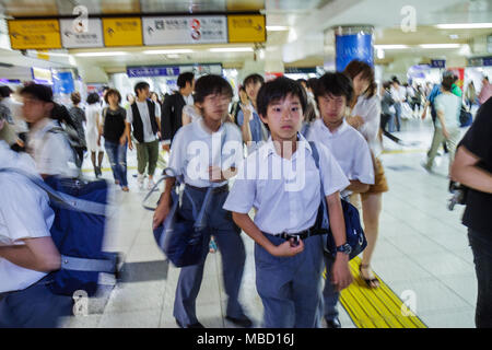 Tokyo Japon,Asie,Orient,Ikebukuro,JR Ikebukuro Station,train,métro,train,train,asiatique asiatique immigrants immigrants ethniques minorités,Oriental,adolescent, Banque D'Images