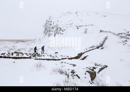 Mur d'Hadrien, en hiver, à l'est à travers l'écart Peel et sa tourelle, vers Peel Crags Banque D'Images