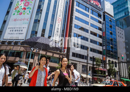 Tokyo Japon,Asie,Orient,Ginza,Chuo & Hamuri Dori Street,kanji,caractères,symboles,anglais japonais,shopping shopper shoppers shopping sops marchés Banque D'Images