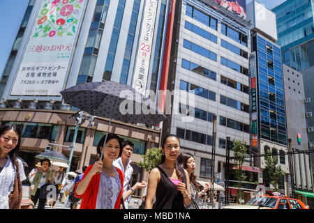 Tokyo Japon,Asie,Orient,Ginza,Chuo & Hamuri Dori Street,kanji,caractères,symboles,anglais japonais,shopping shopper shoppers shopping sops marchés Banque D'Images