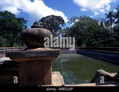 Puits sacré. Le puits sacré ou bains à Anadurapada, Sri Lanka. Ces sont les mieux préservés à ce site ancien. Banque D'Images