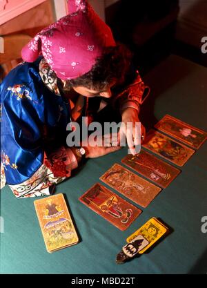 Lecture du Tarot. Jeune femme lisant les cartes de Tarot basé sur le corps du pont. Banque D'Images