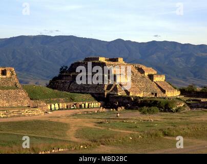 L'archéologie mexicaine. Monte Alban a une histoire complexe, ses bâtiments couvrent des périodes datant de 600 avant JC à 750 après JC. Temple-pyramide system M-Sud. Banque D'Images