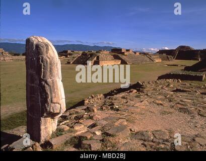 L'archéologie mexicaine. Monte Alban a une histoire complexe, ses bâtiments couvrent des périodes datant de 600 avant JC à 750 après JC. Vue générale du site en regardant vers le sud. Banque D'Images