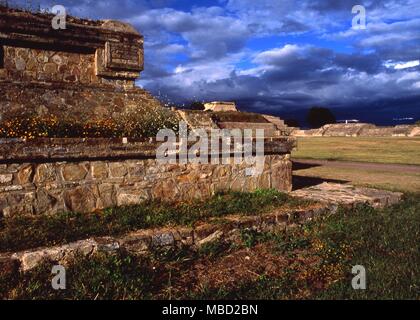 L'archéologie mexicaine. Monte Alban a une histoire complexe, ses bâtiments couvrent des périodes datant de 600 avant JC à 750 après JC. Temple-pyramide de l'immense plate-forme du Nord. Banque D'Images